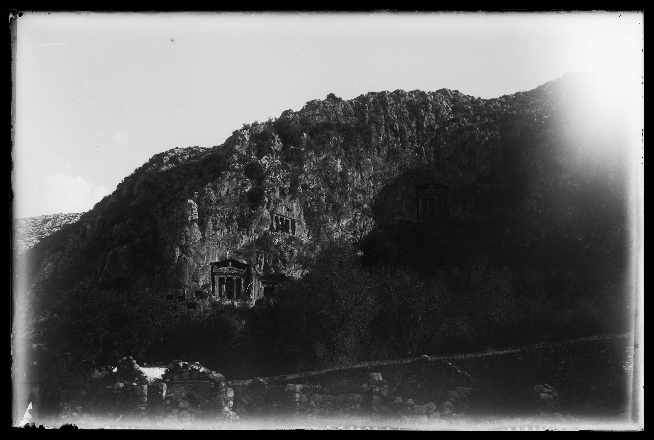 Vue de la falaise et des tombes rupestres